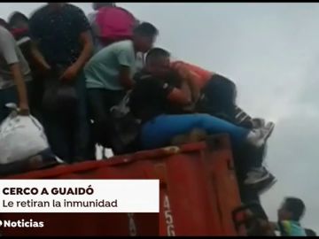 Venezolanos rompen la barrera del puente Simón Bolivar para huir a Colombia