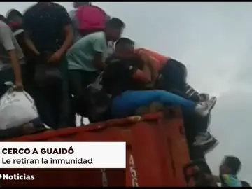 Venezolanos rompen la barrera del puente Simón Bolivar para huir a Colombia Venezolanos rompen la barrera del puente Simón Bolivar para huir a Colombia