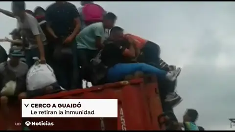 Venezolanos rompen la barrera del puente Simón Bolivar para huir a Colombia Venezolanos rompen la barrera del puente Simón Bolivar para huir a Colombia