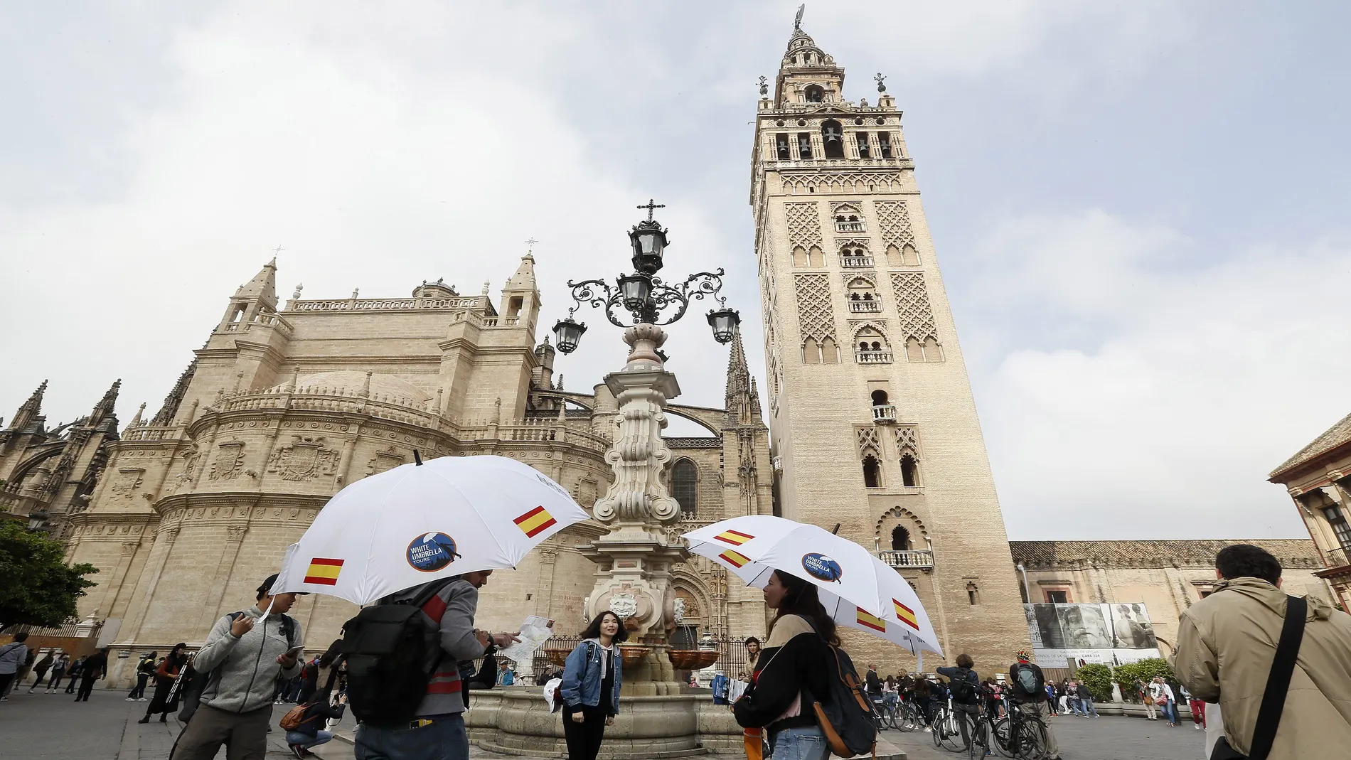 Turistas pasean por las inmediaciones de la Torre de la Giralda de Sevilla Turistas pasean por las inmediaciones de la Torre de la Giralda de Sevilla