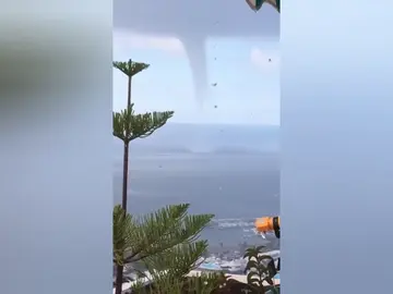 Una manga marina sorprende a los vecinos de Gran CanariA Una manga marina sorprende a los vecinos de Gran CanariA