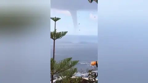 Una manga marina sorprende a los vecinos de Gran CanariA Una manga marina sorprende a los vecinos de Gran CanariA