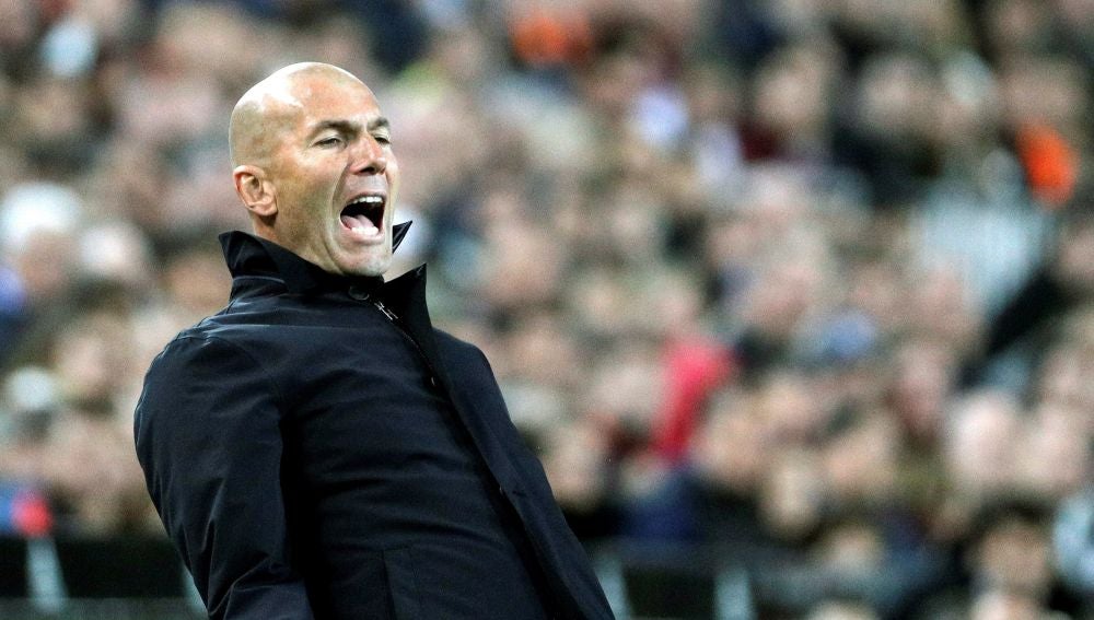 Zidane gesticula en la banda de Mestalla