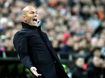 Zidane gesticula en la banda de Mestalla Zidane gesticula en la banda de Mestalla
