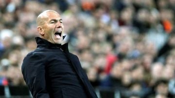 Zidane gesticula en la banda de Mestalla