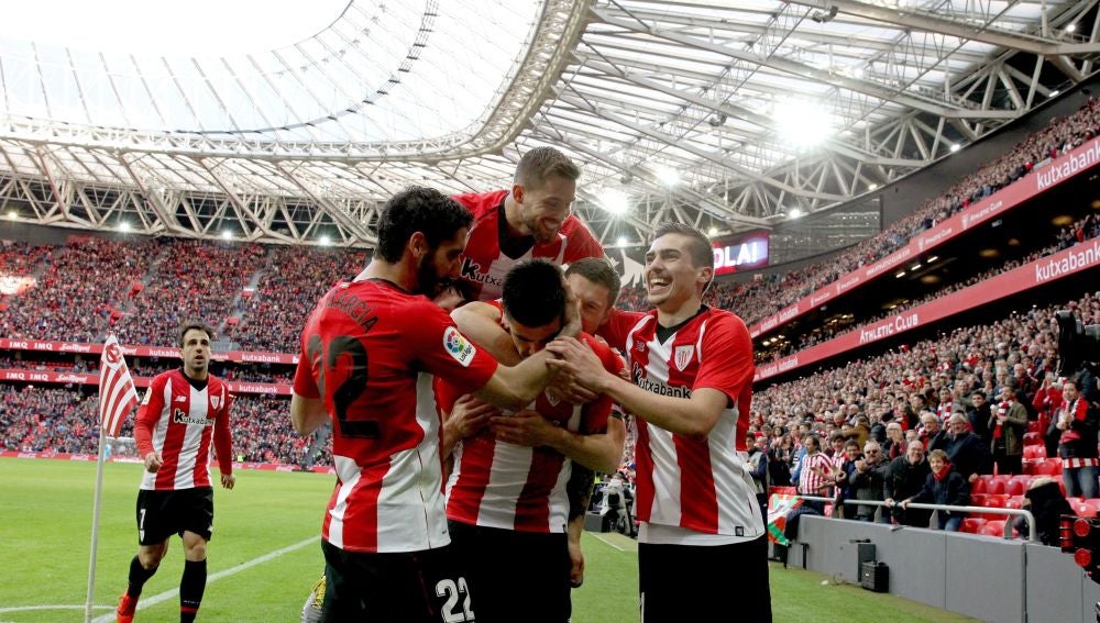 Los jugadores del Athletic celebra el 1-0 ante el Levante, obra de Yuri