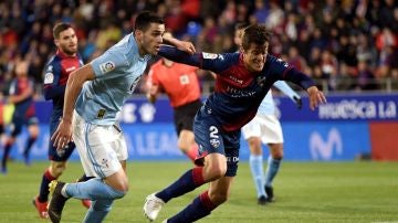 Maxi Gómez y Martín Mantovani pelean por un balón