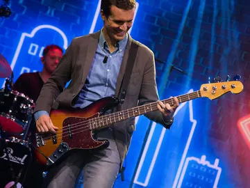 Pablo Casado sorprende tocando el bajo con una versión de 'Uptown funk' Pablo Casado sorprende tocando el bajo con una versión de 'Uptown funk'