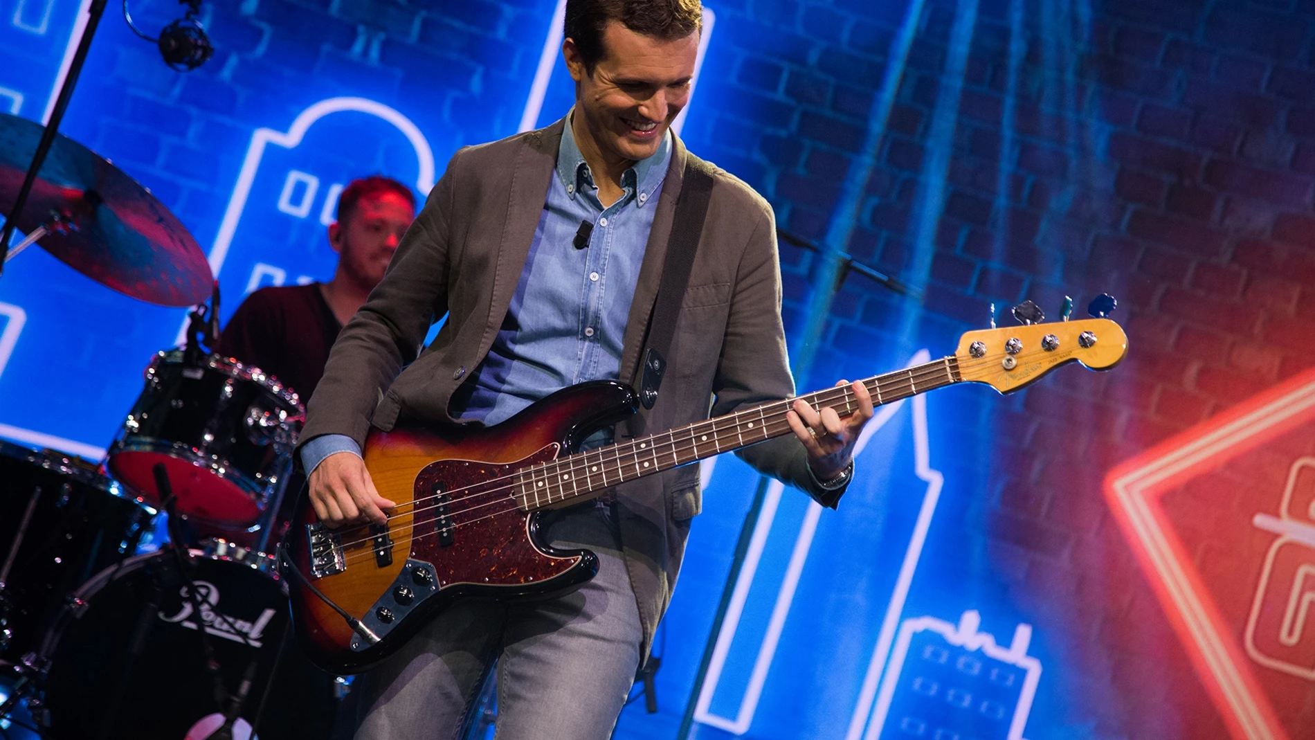 Pablo Casado sorprende tocando el bajo con una versión de 'Uptown funk' Pablo Casado sorprende tocando el bajo con una versión de 'Uptown funk'