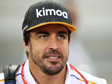 Fernando Alonso sonríe en los test de Baréin de F1 Fernando Alonso sonríe en los test de Baréin de F1