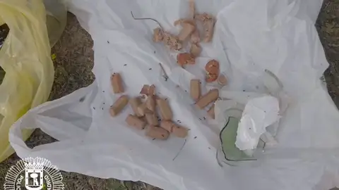 Hallan salchichas con alfileres y cristales repartidas por el parque madrileño de Barajas Hallan salchichas con alfileres y cristales repartidas por el parque madrileño de Barajas
