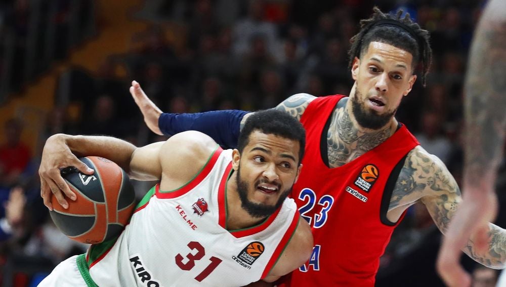 Daniel Hackett disputa un balón con Baskonia Shavon Shields