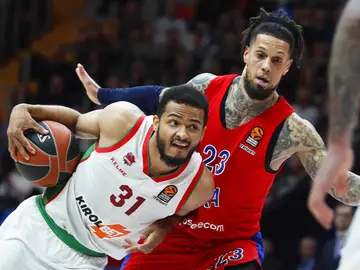 Daniel Hackett disputa un balón con Baskonia Shavon Shields Daniel Hackett disputa un balón con Baskonia Shavon Shields