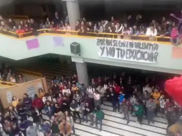 Decenas de estudiantes se manifiestan contra el presunto profesor acosador de la Universidad de Granada Decenas de estudiantes se manifiestan contra el presunto profesor acosador de la Universidad de Granada
