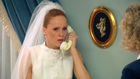 Natalia recibe las órdenes de Carlos para huir: "Es nuestra única salida y no pienso perderte" Natalia recibe las órdenes de Carlos para huir: "Es nuestra única salida y no pienso perderte"