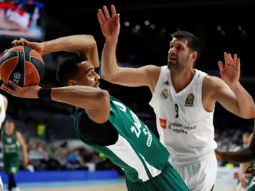 Felipe Reyes defiende una acción ante Brandon Davis Felipe Reyes defiende una acción ante Brandon Davis
