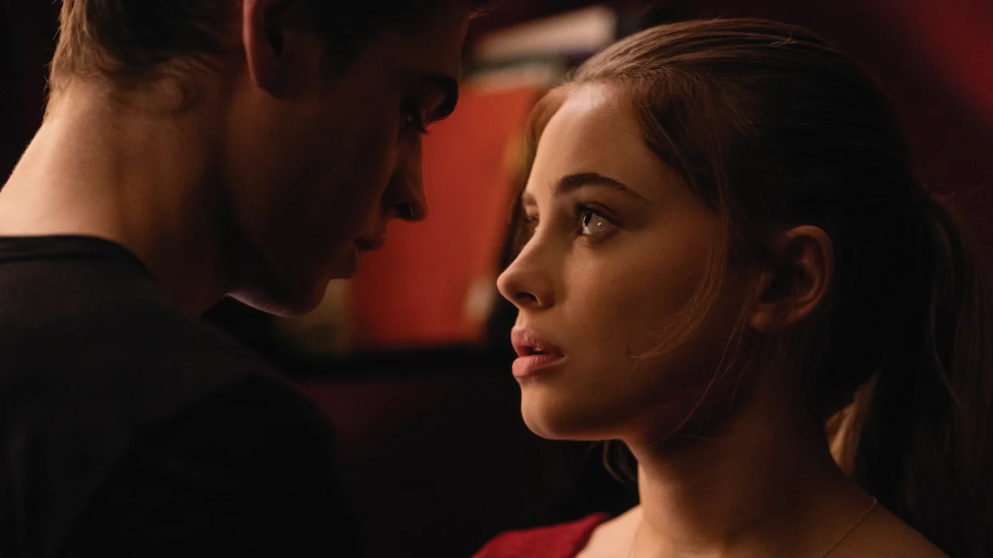 Hero Fiennes-Tiffin y Josephine Langford en 'After'