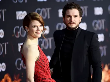 Kit Harington (Jon Snow), y Rose Leslie (Ygritte), en la premiere final de 'Juego de Tronos' Kit Harington (Jon Snow), y Rose Leslie (Ygritte), en la premiere final de 'Juego de Tronos'