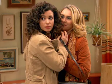 Ignacio sorprende a Luisita y Amelia en actitud cariñosa Ignacio sorprende a Luisita y Amelia en actitud cariñosa