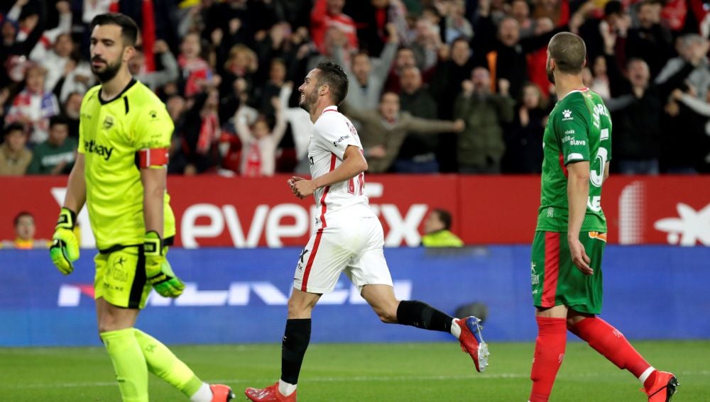 Pablo Sarabia celebra su gol ante el Alavés