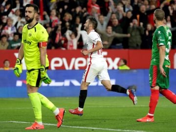 Pablo Sarabia celebra su gol ante el Alavés