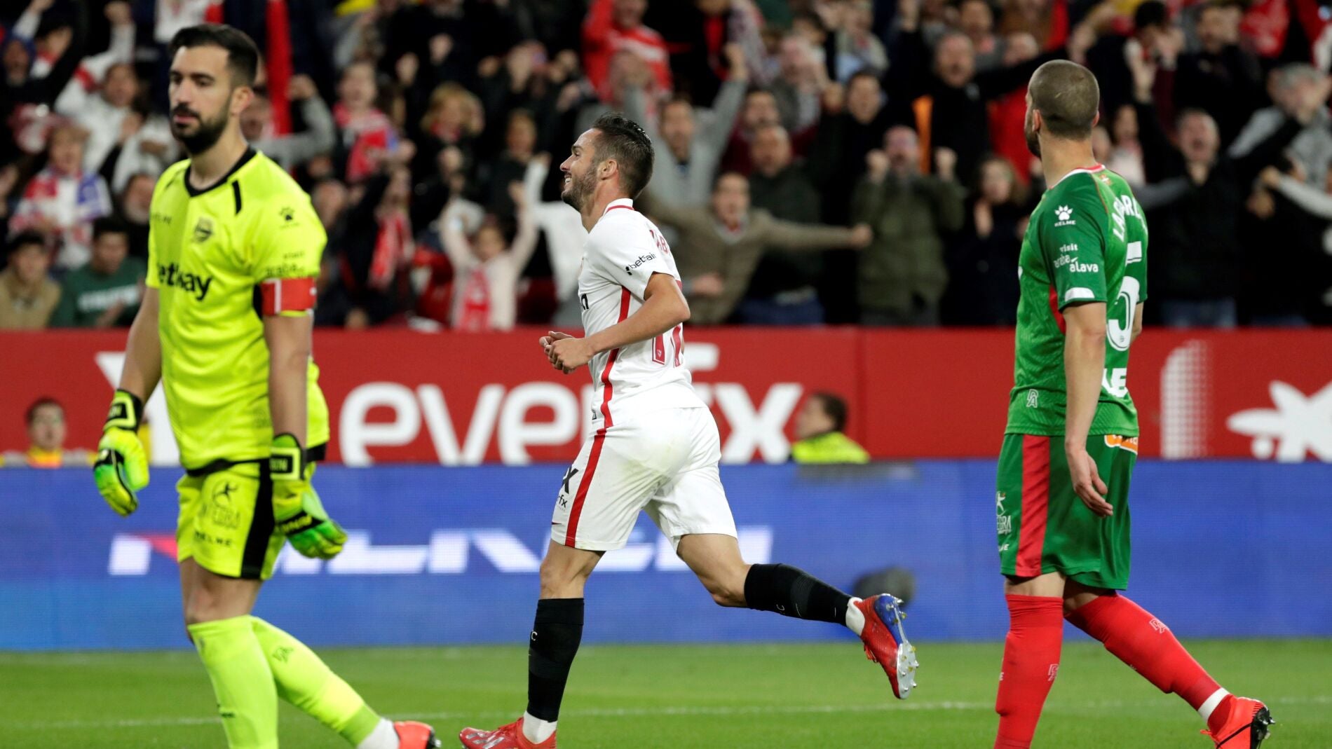 Pablo Sarabia celebra su gol ante el Alav&eacute;s