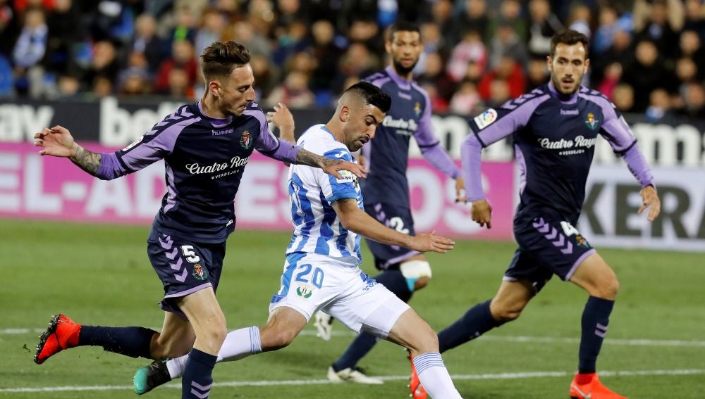 Michale Santos lanza a puerta ante la defensa del Valladolid