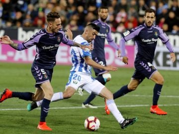 Michale Santos lanza a puerta ante la defensa del Valladolid