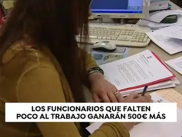 Los funcionarios de Algeciras cobrarán un plus de 500 euros por no faltar al trabajo Los funcionarios de Algeciras cobrarán un plus de 500 euros por no faltar al trabajo