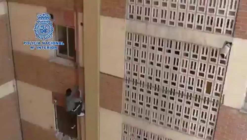 Un detenido trata de escaparse de la Policía descolgándose por una fachada en Murcia