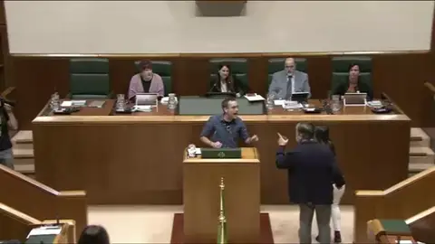 EH Bildu llama nazis a los policías y guardias civiles EH Bildu llama nazis a los policías y guardias civiles