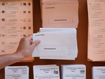 Sobres y papeletas de unas elecciones generales en España Sobres y papeletas de unas elecciones generales en España