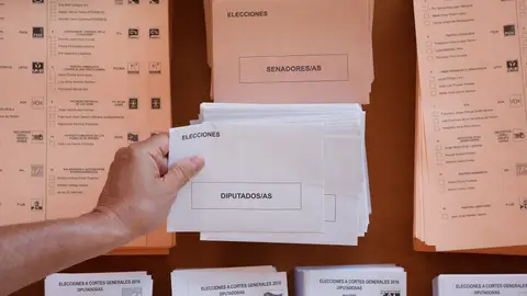 Sobres y papeletas de unas elecciones generales en España Sobres y papeletas de unas elecciones generales en España