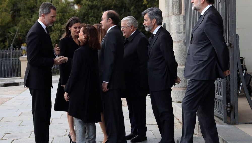 Los reyes, Calvo, Rajoy y exministros asisten al funeral de Pérez-Llorca