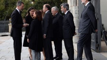 Los reyes, Calvo, Rajoy y exministros asisten al funeral de Pérez-Llorca