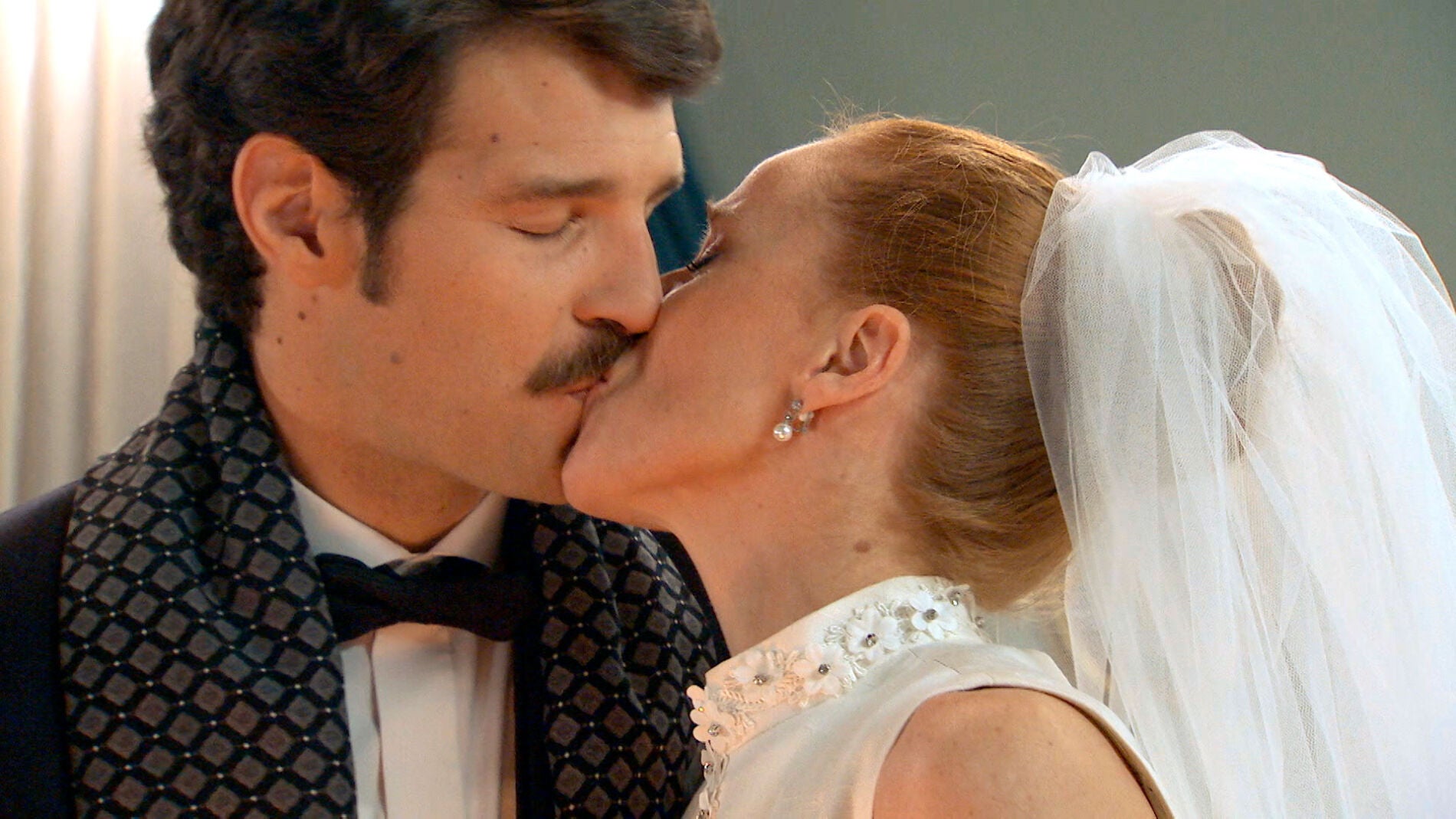 Carlos y Natalia destruyen la prueba que la sentenciaba