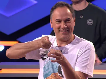 La magistral clase práctica de Erundino, del equipo de 'Los Lobos', sobre cómo zurcir calcetines La magistral clase práctica de Erundino, del equipo de 'Los Lobos', sobre cómo zurcir calcetines