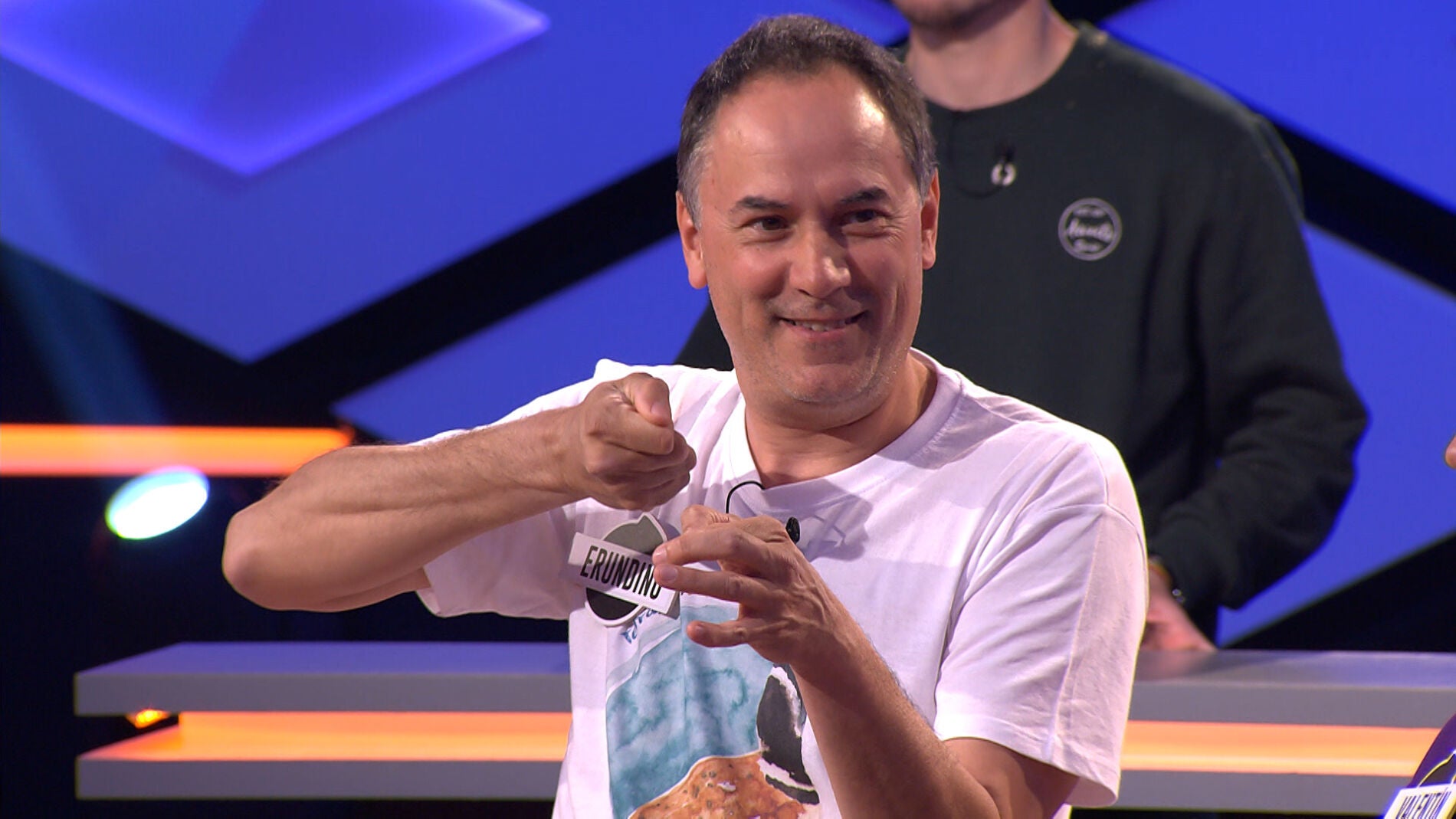 La magistral clase pr&aacute;ctica de Erundino, del equipo de 'Los Lobos', sobre c&oacute;mo zurcir calcetines