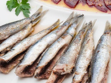 Anchoas con carpaccio de remolacha Anchoas con carpaccio de remolacha