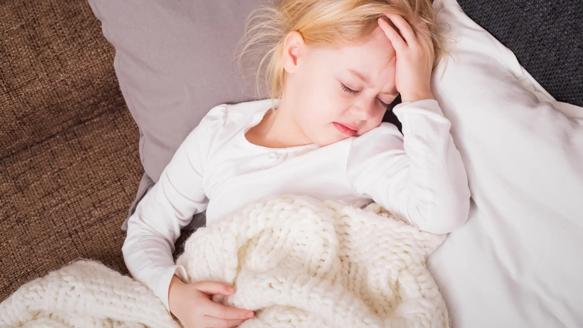 Niña con dolor de cabeza