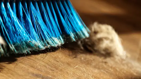 Escoba llena de polvo Escoba llena de polvo