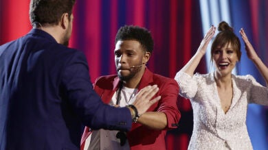 Antonio Orozco otorga un premio a Marcelino Damion en su despedida en la Semifinal de ‘La Voz’: 