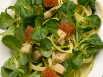 Ensalada de calabacín, canónigos y queso