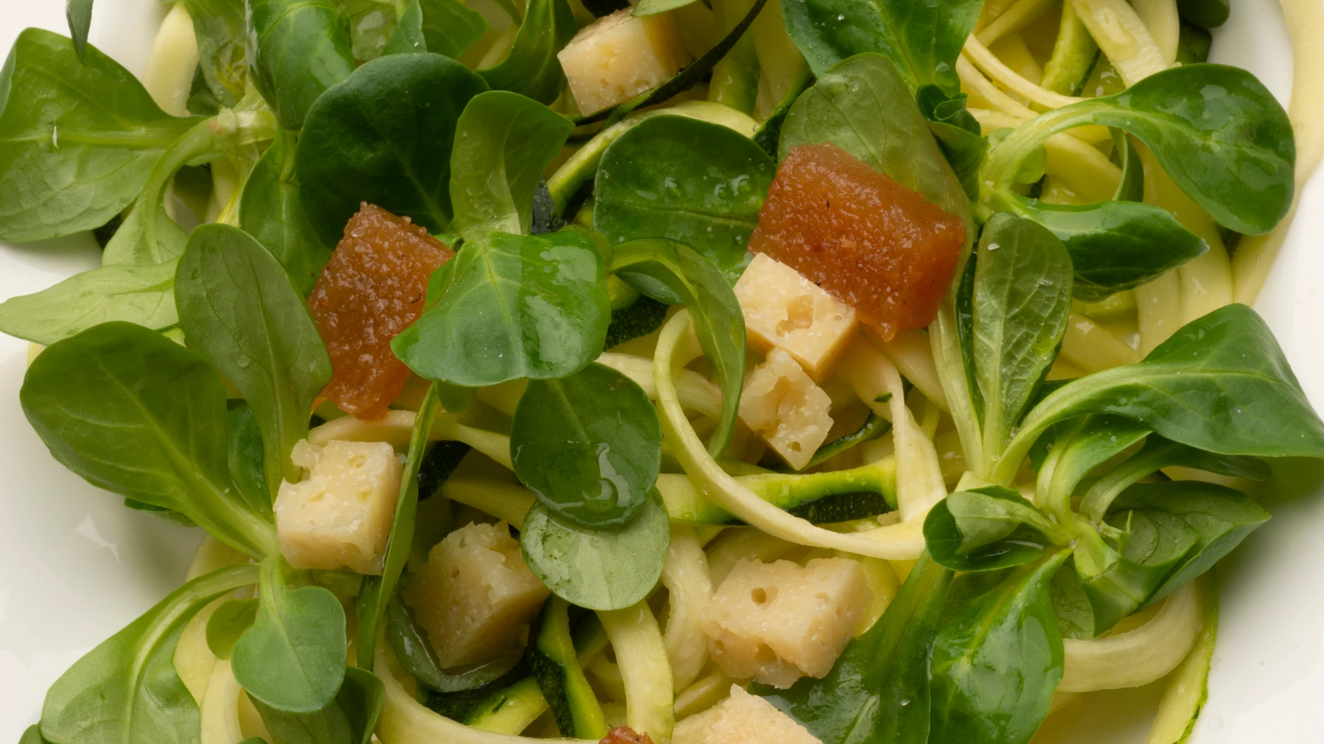 Ensalada de calabacín, canónigos y queso