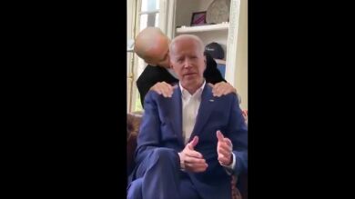 Trump se burla de las disculpas de Joe Biden por manosear a mujeres y la mofa se le vuelve en contra en Twitter