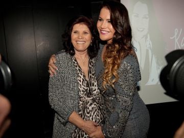 Katia Aveiro junto a su madre Dolores Aveiro