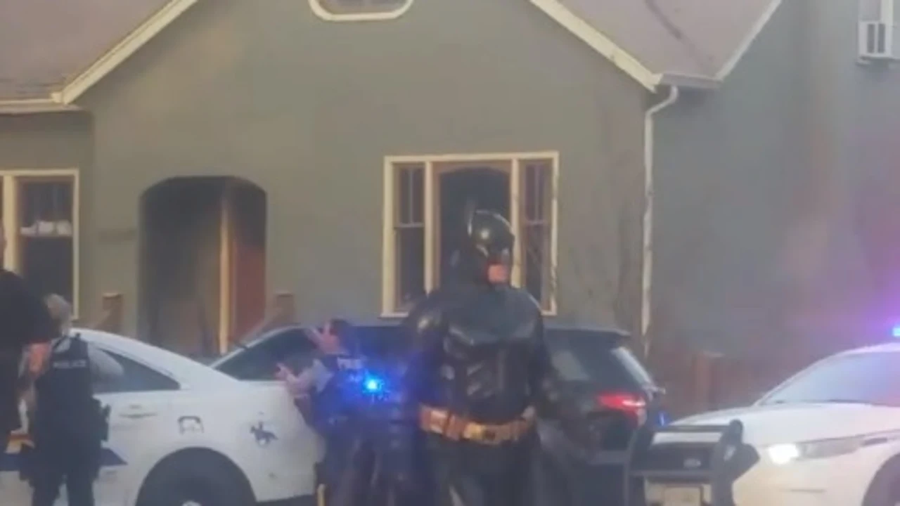 Buscan a un hombre que intentó ayudar a la Policía vestido de Batman