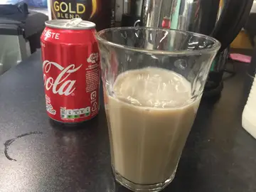 Vaso de leche con Coca Cola Vaso de leche con Coca Cola