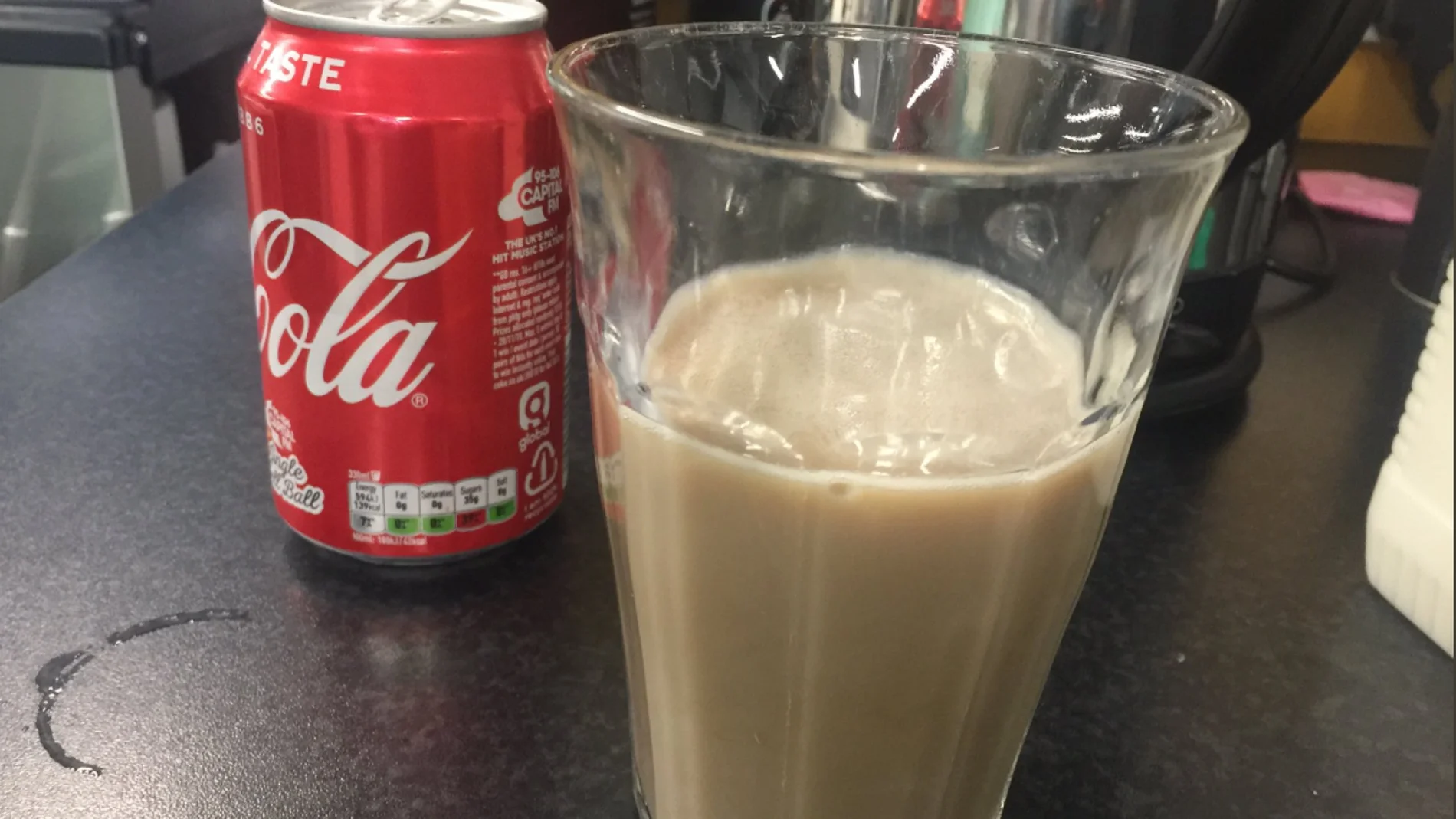Vaso de leche con Coca Cola Vaso de leche con Coca Cola