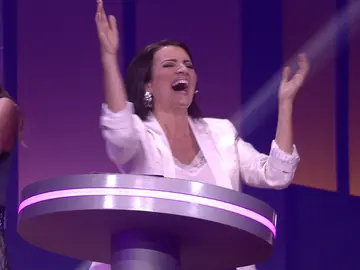 Santi ha sido el último clasificado en la prueba ‘Atrapa la silla’, el concursante ha peleado tanto por su puesto en la final que de la emoción y la fuerza se ha caído, algo que a Silvia Abril le ha provocado un ataque de risa. ¿Puede haber mejor final? Santi ha sido el último clasificado en la prueba ‘Atrapa la silla’, el concursante ha peleado tanto por su puesto en la final que de la emoción y la fuerza se ha caído, algo que a Silvia Abril le ha provocado un ataque de risa. ¿Puede haber mejor final?